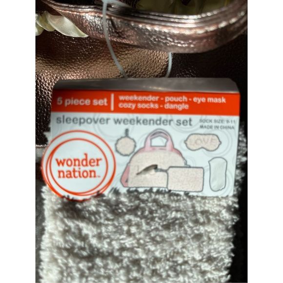 New SLEEPOVER WEEKENDER 5 Piece Set - Picture 5 of 8